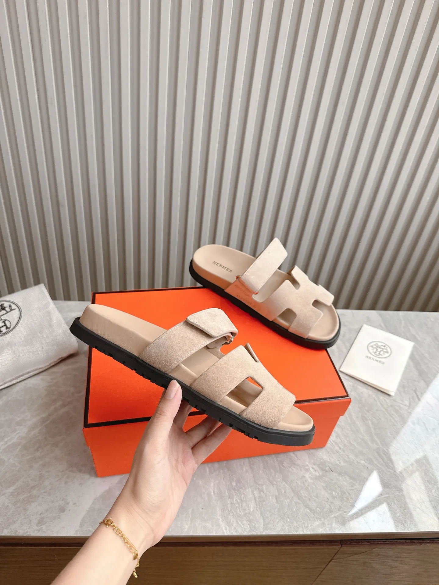 p480🐮🐮Couple model (top version) H family 2024 spring and summer new style HERMES Hermes' recently popular couple model pig nose angle sandals and slippers, paired with various colorful socks, popular. Upper: imported original deerskin (the genuine leather edging is not ordinary super migration). Lining: imported genuine leather. Outsole: Tpu non-slip and wear-resistant outsole. Size: Female 35-42 (40/42 non-returnable and non-exchangeable) Male size: 39-45 (45 non-refundable and non-exchangeable)